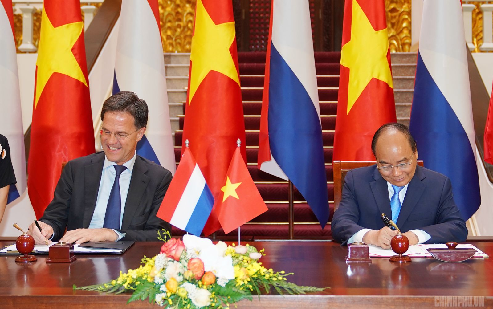 Thủ tướng Nguyễn Xuân Phúc và Thủ tướng Mark Rutte ký bản ghi nhớ giữa hai Chính phủ về hợp tác chuyển đổi nông nghiệp tại ĐBSCL. Ảnh: VGP/Quang Hiếu