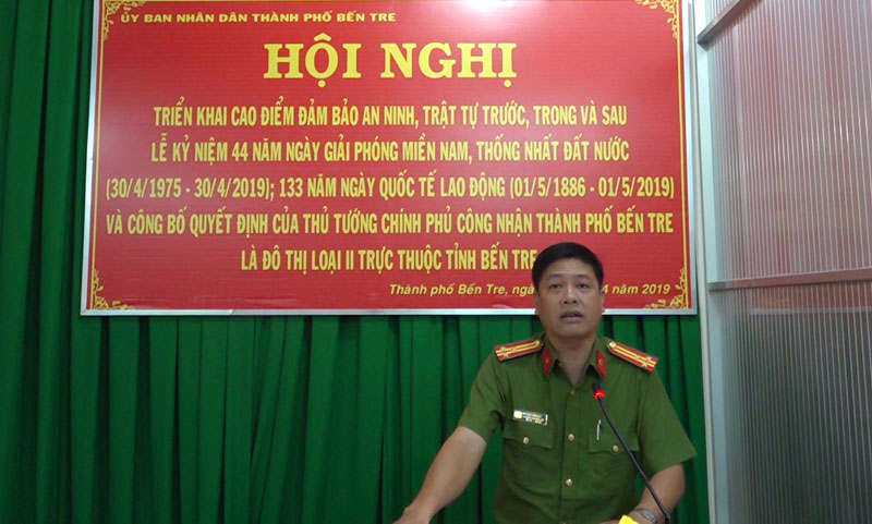 Thượng tá Võ Thành Đô – Phó trưởng Công an TP. Bến Tre phổ biến kế hoạch.