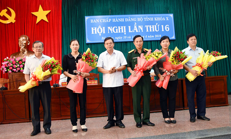 Bí thư Tỉnh ủy Võ Thành Hạo trao hoa chúc mừng các đồng chí mới vào Ban Thường vụ, Ban Chấp hành Đảng bộ tỉnh.