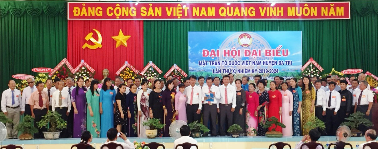 Ba Tri tổ chức Đại hội đại biểu MTTQ Việt Nam huyện lần thứ X Ban Thường trực Ủy ban MTTQ Việt Nam huyện Ba Tri nhiệm kỳ 2019-2024 ra mắt Đại hội.