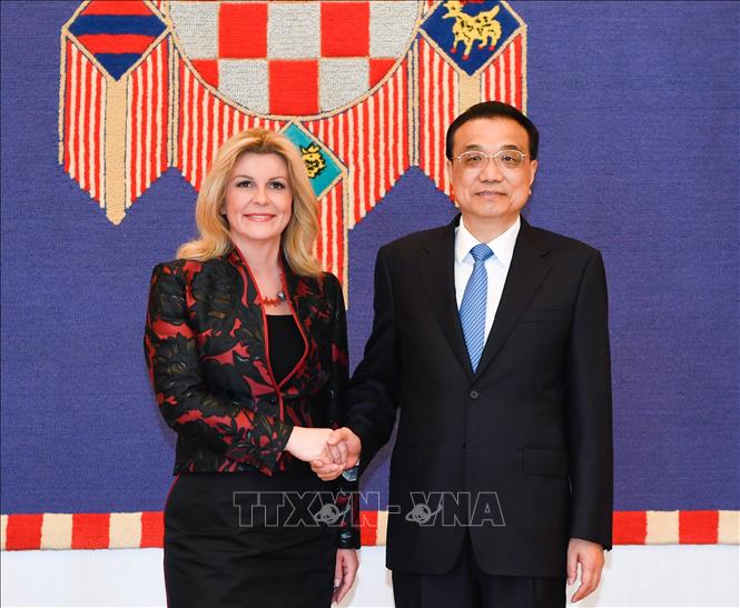 Tổng thống Croatia Kolinda Grabar-Kitarovic (trái) và Thủ tướng Trung Quốc Lý Khắc Cường tại cuộc gặp ở Zagreb, Croatia, ngày 10-4-2019. Ảnh: THX/TTXVN