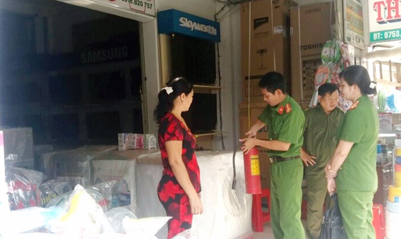 Tăng cường kiểm tra phòng cháy, chữa cháy tại khu dân cư Kiểm tra công tác phòng cháy, chữa cháy tại các hộ kinh doanh. Ảnh: CTV