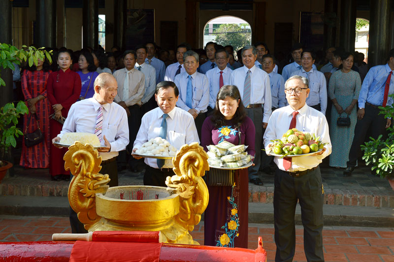 Phó bí thư Tỉnh ủy Trần Ngọc Tam và lãnh đạo tỉnh dâng phẩm vật và dâng hương Giỗ tổ Hùng Vương.  Ảnh: A.Nguyệt