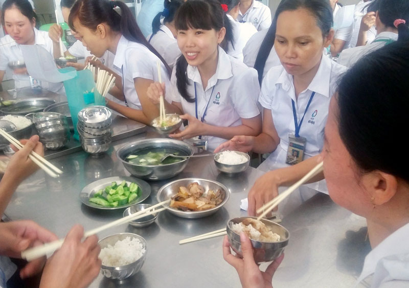 Bữa ăn giữa ca của công nhân lao động.  Ảnh: CTV