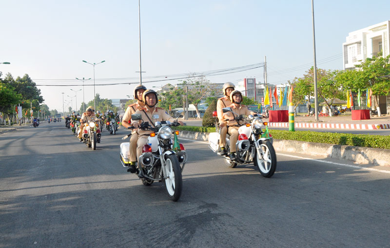Công an tỉnh ra quân diễu hành.