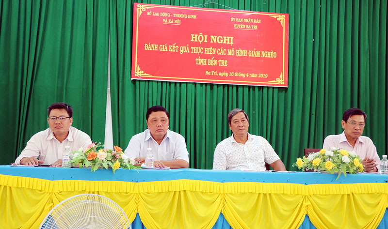 Cần tiếp tục nâng cao nhận thức cho người nghèo Phó chủ tịch UBND tỉnh Nguyễn Hữu Phước (giữa) tại hội nghị.