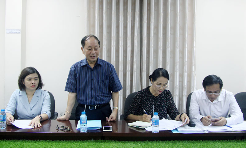 Ông Phan Diễn - Chủ tịch Hội đồng quản lý Quỹ cộng đồng phòng tránh thiên tai trao đổi các chương trình hỗ trợ tại tỉnh. Ảnh: Huyền Trang