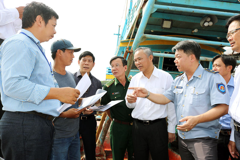 Thứ trưởng Bộ Nông nghiệp và Phát triển nông thôn Phùng Đức Tiến làm trưởng đoàn kiểm tra thực tế tình hình xuất, nhập bến của tàu cá tại Cảng cá Bình Đại.
