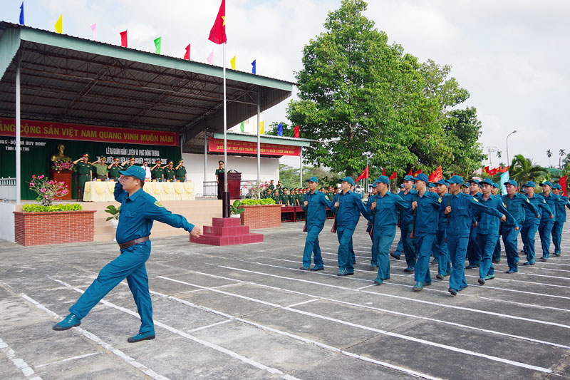 Lực lượng dân quân tự vệ tham gia duyệt đội ngũ trong lễ ra quân huấn luyện 2019. Ảnh: Đặng Thạch