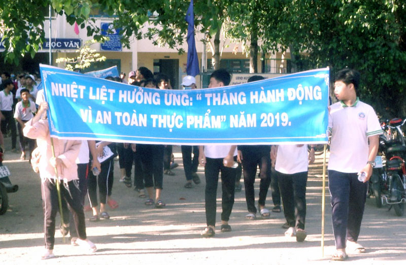 Đại biểu và học sinh tham gia diễu hành hưởng ứng tháng hành động.  Ảnh: Văn Minh