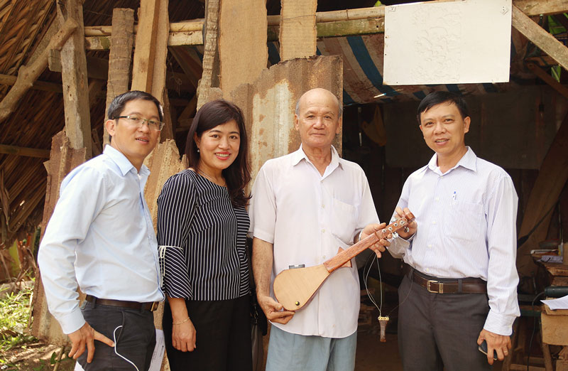 Nghệ nhân Sơn Bá (thứ 2 từ phải) giới thiệu nhạc cụ Dừa. Ảnh: TL