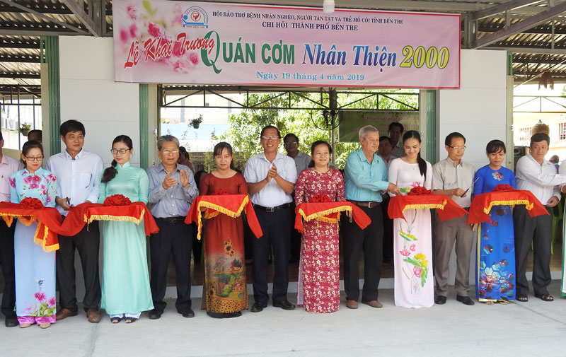 Các đại biểu cắt băng lại lễ khai trương quán cơm Nhân Thiện 2000.