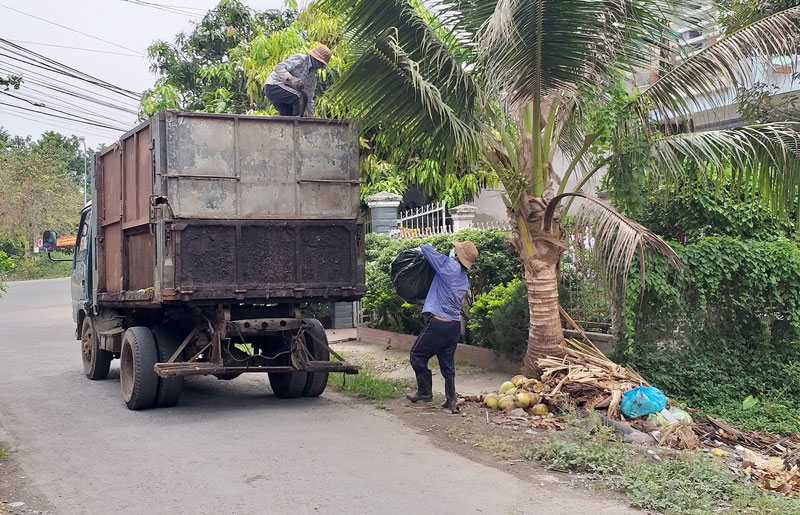 Xe rác thu gom rác trên địa bàn thị trấn Chợ Lách.