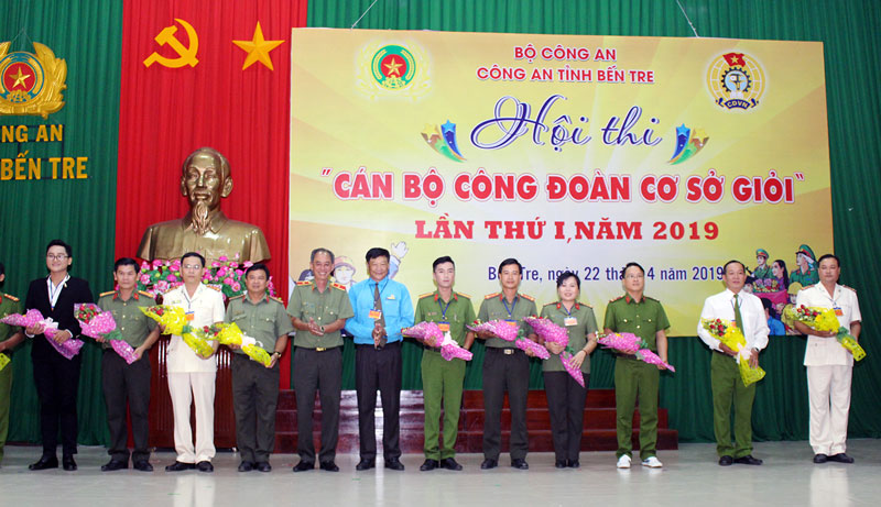 Hội thi cán bộ công đoàn cơ sở giỏi Công an tỉnh Thiếu tướng Nguyễn Văn Hoàng - Giám đốc Công an tỉnh và Phó chủ tịch Thường trực Liên đoàn Lao động tỉnh Trần Trung Hào tặng hoa cho các đơn vị dự thi.