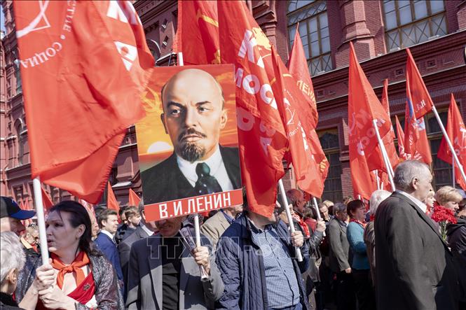 Khắp nước Nga kỷ niệm 149 năm Ngày sinh lãnh tụ V. I. Lenin Hàng trăm người dân Moskva mang theo cờ đỏ búa liềm, ảnh V.I.Lenin và các biểu ngữ đến tập trung trước Quảng trường Đỏ.