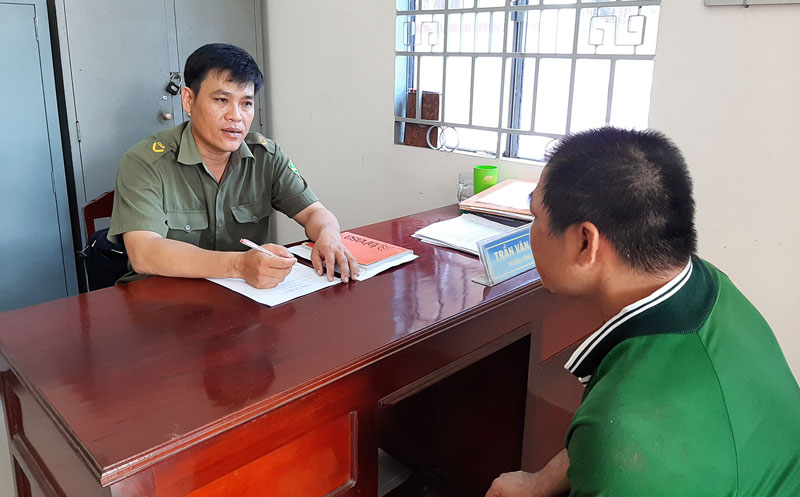 Anh Trần Văn Tuấn đang làm việc với đối tượng trôm cắp tài sản.