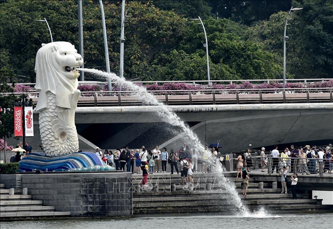 Singapore cải tổ nội các Du khách tham quan vịnh Marina ở Singapore. Ảnh: AFP/TTXVN