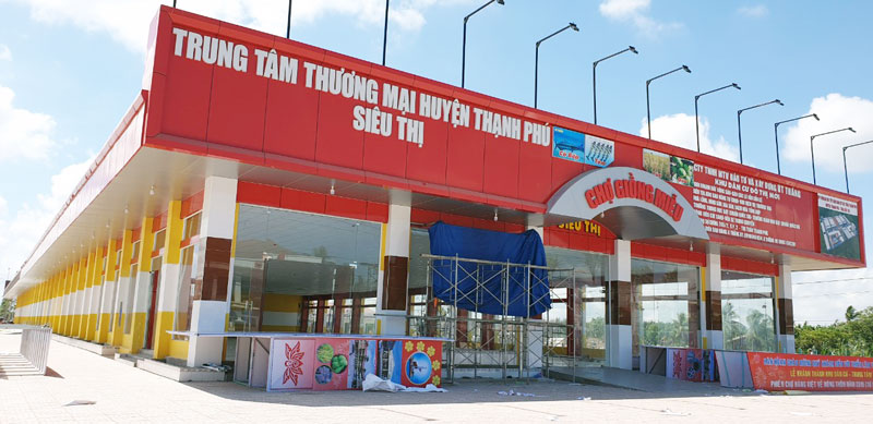 Trung tâm thương mại huyện Thạnh Phú. Ảnh: Quốc Vinh