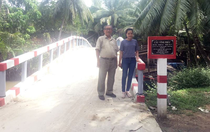 Cầu bắc ngang qua kênh Vĩnh Phúc (xã Thạnh Phú Đông) vừa được xây mới.  Ảnh: HCĐ
