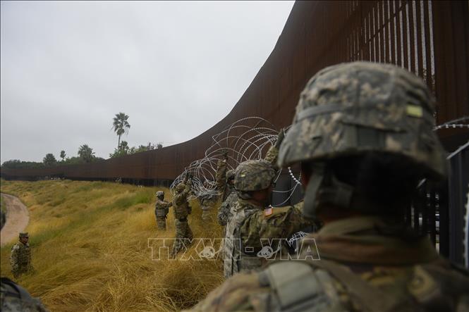 Binh sĩ Mỹ được triển khai tại khu vực Brownsville, Texas, biên giới Mỹ-Mexico, ngày 13-11-2018. Ảnh: AFP/TTXVN