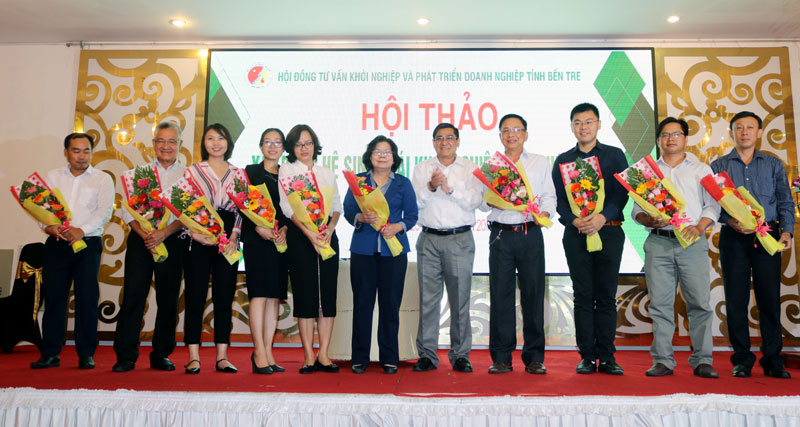 Phó Chủ tịch Thường trực UBND tỉnh Trương Duy Hải tặng hoa cho các chuyên gia tham dự hội thảo.