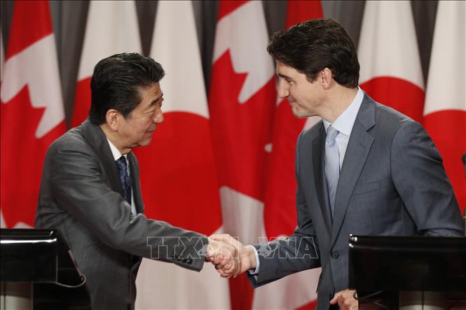 Thủ tướng Canada Justin Trudeau (phải) và Thủ tướng Nhật Bản Shinzo Abe trong cuộc họp báo chung tại Ottawa, Ontario, Canada, ngày 28-4-2019. Ảnh: AFP/ TTXVN