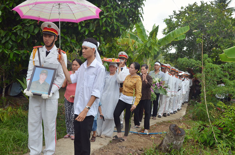 Anh ngã xuống vì bình yên cuộc sống Đồng chí, đồng đội và người thân đưa anh Lương Văn Vũ - Phó trưởng Công an xã An Khánh về nơi an nghỉ. Ảnh: T.Trúc