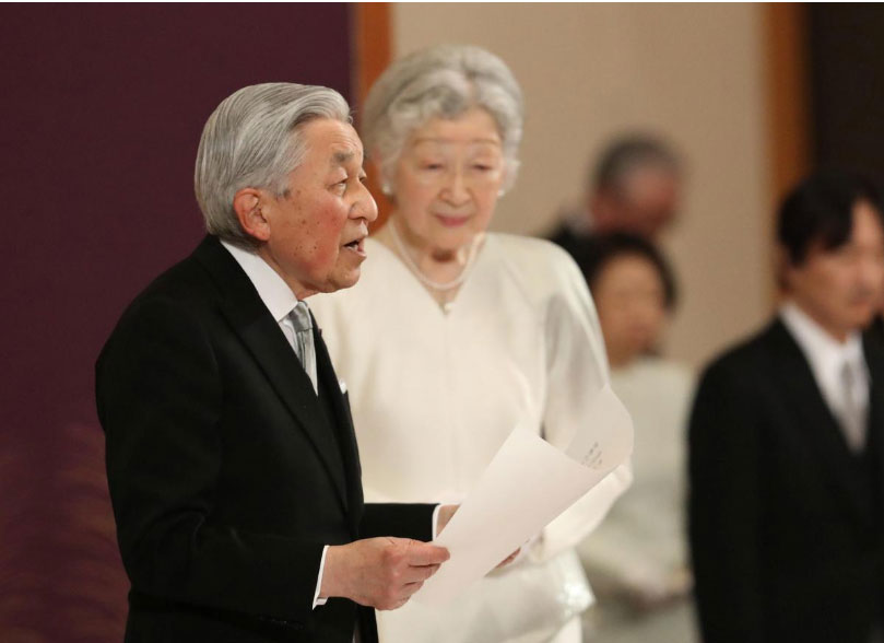 Nhật hoàng Akihito chính thức thoái vị Nhật hoàng Akihito và Hoàng hậu Michiko phát biểu tại lễ thoái vị. Ảnh: Reuters
