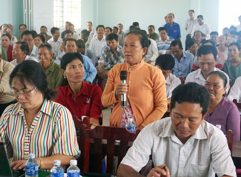Đại biểu Quốc hội tiếp xúc cử tri huyện Thạnh Phú và Mỏ Cày Nam Cử tri xã An Nhơn (Thạnh Phú) nêu ý kiến tại buổi tiếp xúc. Ảnh: Q.Hùng
