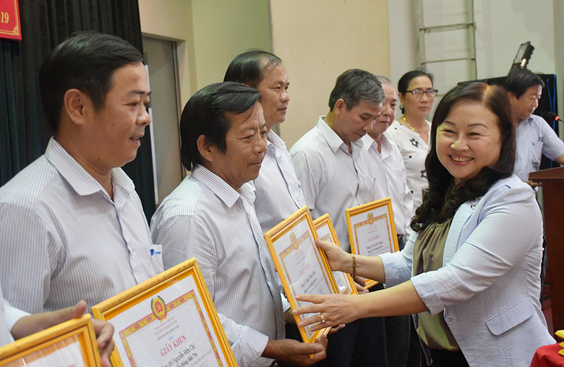 Phó bí thư Đảng ủy Khối Doanh nghiệp tỉnh Đỗ Thị Mai trao giấy khen cho các cá nhân tiêu biểu. Ảnh: TH