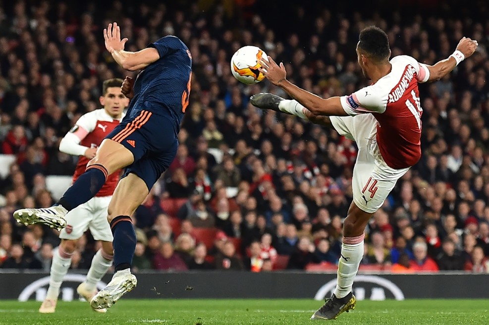 Aubameyang bị thổi phạt do lỗi cao chân. Ảnh: Reuters