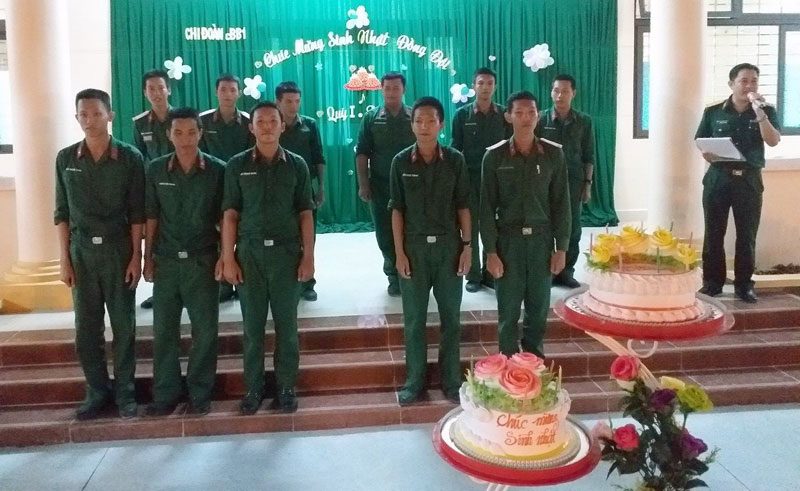 Tổ chức sinh nhật cho chiến sĩ mới. Ảnh: Đặng Thạch