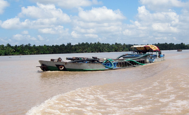 Phương tiện khai thác cát trái phép trên sông Hàm Luông bỏ chạy khi bị lực lượng chức năng kiểm tra.