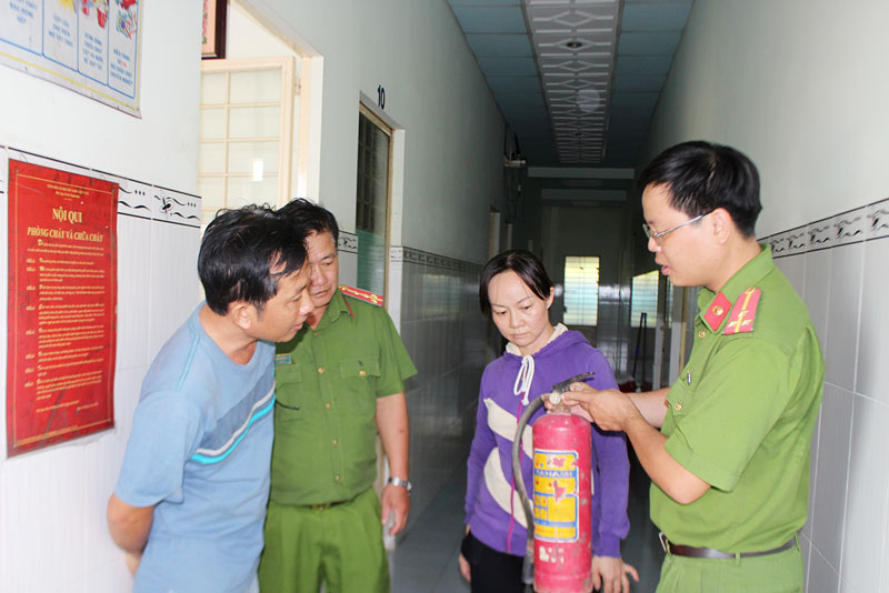 Cần thực hiện nghiêm quy định về phòng cháy, chữa cháy Kiểm tra an toàn phòng cháy, chữa cháy tại khu dân cư phường Phú Tân, TP. Bến Tre.