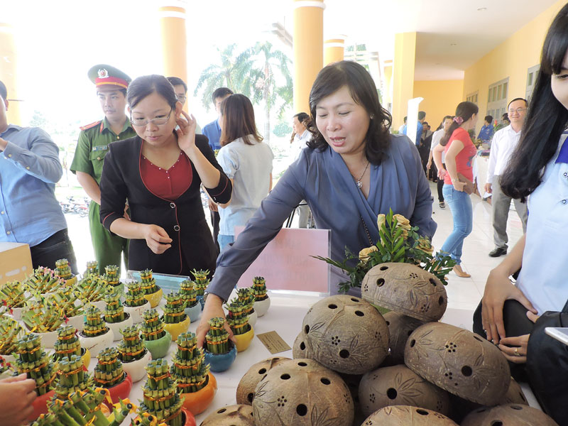 Đại biểu tham quan các gian hàng trưng bày sản phẩm địa phương tại Ngày hội “Khởi nghiệp, việc làm và xuất khẩu lao động” của huyện.