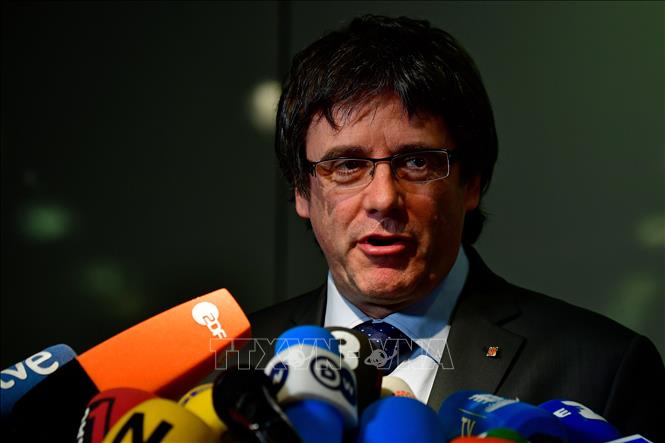  Cựu Thủ hiến vùng tự trị Catalonia Carles Puigdemont trong cuộc họp báo ở Berlin ngày 15-5-2018. Ảnh: AFP/TTXVN