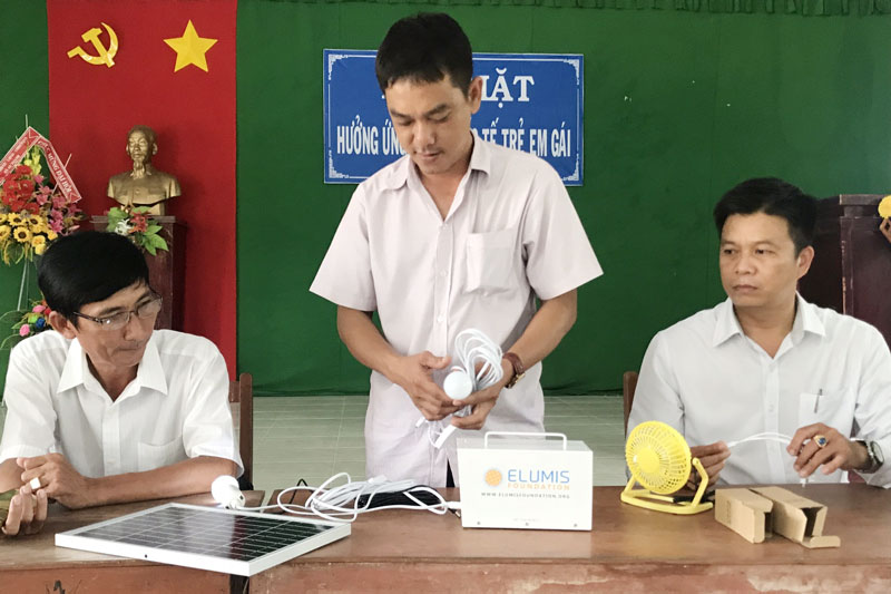 Giải pháp kéo giảm giá điện khi giá điện mới tăng Hướng dẫn người dân nông thôn sử dụng các sản phẩm sử dụng điện năng lượng mặt trời, góp phần tiết kiệm điện. Ảnh: C. Trúc