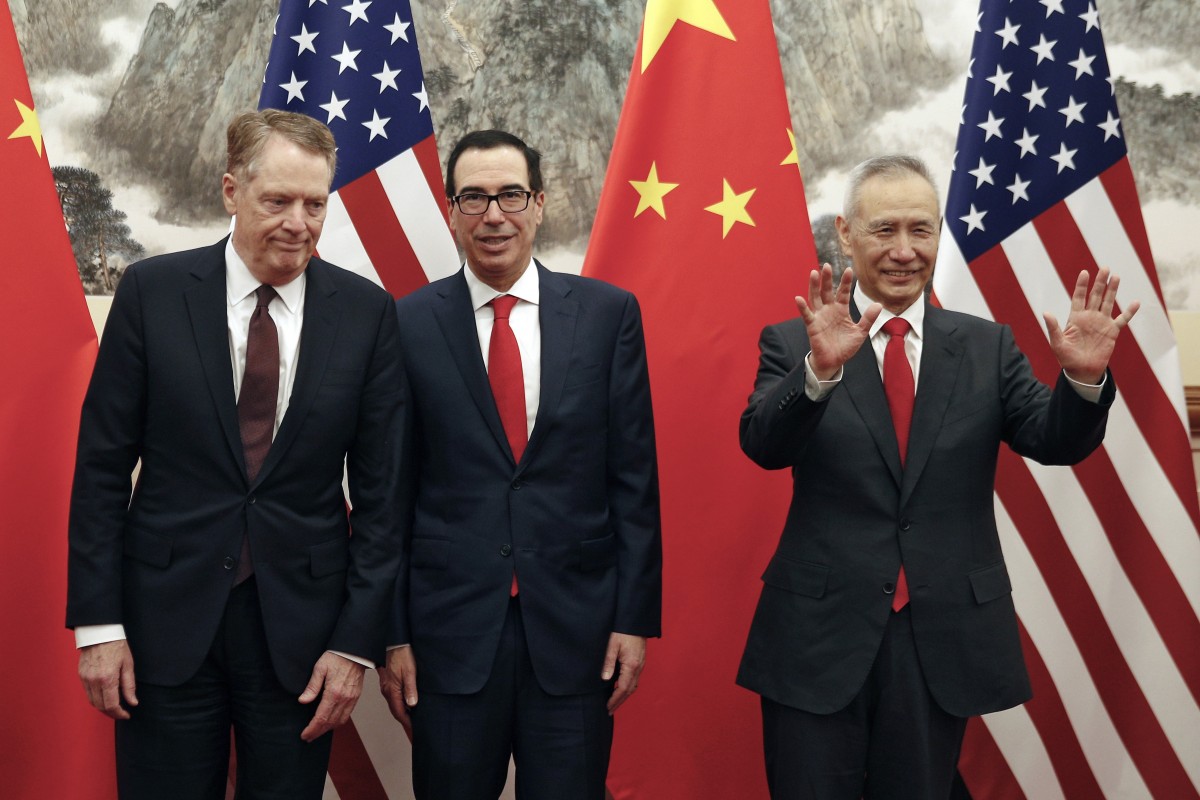 Đại diện thương mại Mỹ Robert Lighthizer (trái), Bộ trưởng Tài chính Mỹ Steven Mnuchin (giữa) và Phó Thủ tướng Trung Quốc Lưu Hạc. Ảnh: AP