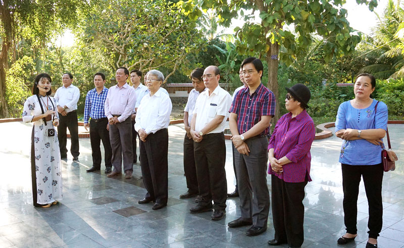 Nguyên Chủ tịch nước Trần Đức Lương và lãnh đạo Huyện ủy viếng mộ Nhà thơ yêu nước Nguyễn Đình Chiểu vào tháng 11-2018. Ảnh: T.Vy