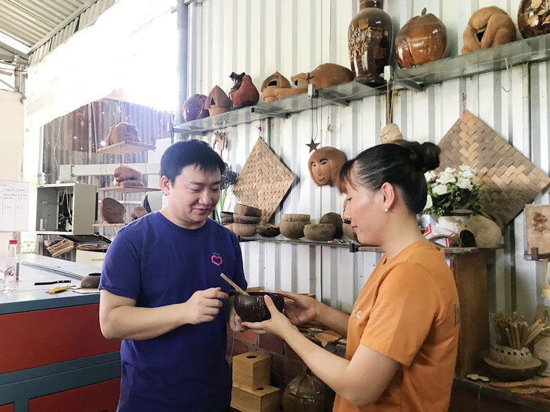 Liên kết bán hàng trên sàn thương mại điện tử Ông Max Zhang gặp gỡ người khởi nghiệp tại Công ty TNHH Tự động hóa Tùng Phát. Ảnh: C.Trúc