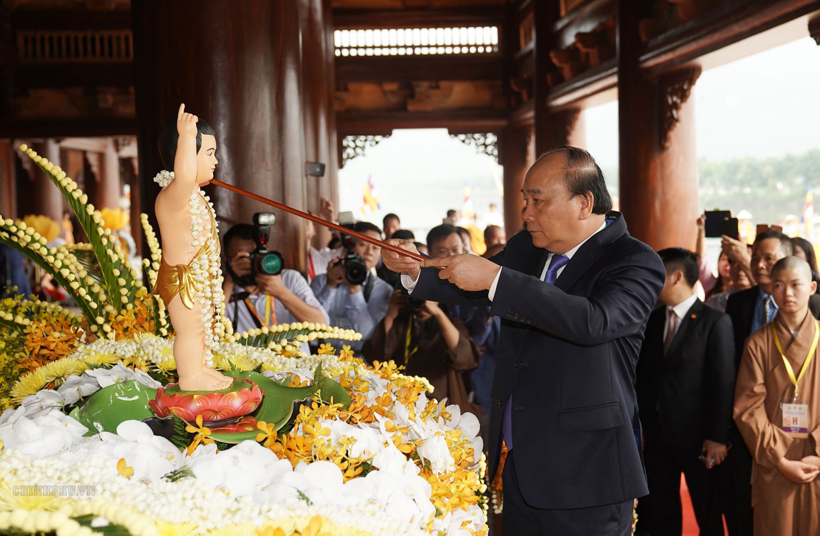 Thủ tướng: Đại lễ Vesak đã vượt trên một lễ hội văn hóa tôn giáo thông thường Thủ tướng Nguyễn Xuân Phúc thực hiện nghi thức tắm Phật. Ảnh VGP/Quang Hiếu
