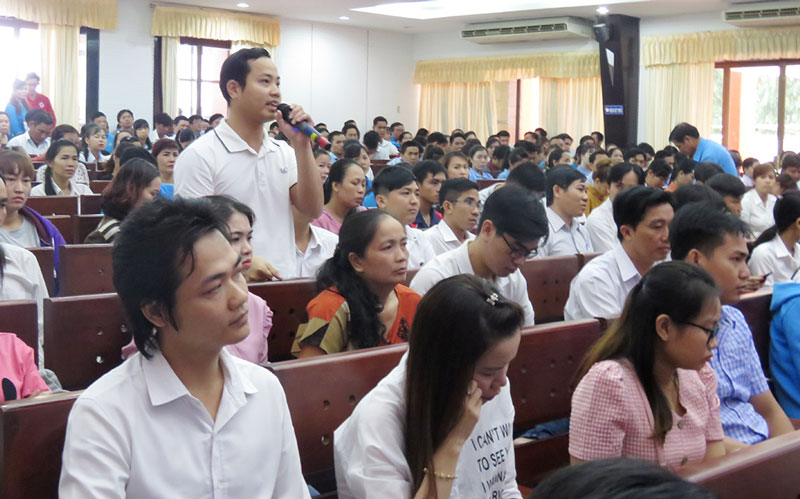 Công nhân nêu ý kiến tại buổi đối thoại với lãnh đạo tỉnh lần thứ VII năm 2019. Ảnh: T. Quốc