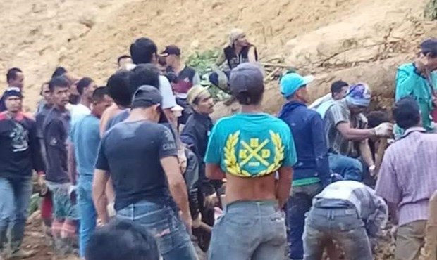 Sập mỏ vàng ở Indonesia, nhiều người thiệt mạng và bị chôn vùi Nhân viên cứu hộ nỗ lực giải cứu những người bị mắc kẹt. Nguồn: balicitizen.com
