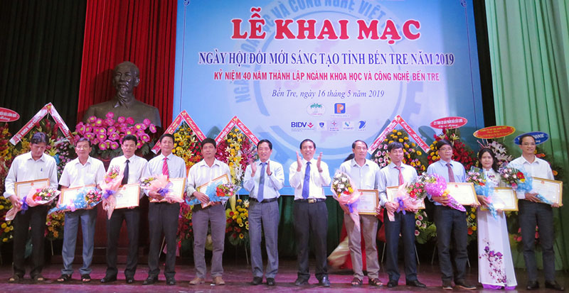 Trao giải thưởng Hội thi sáng tạo kỹ thuật lần thứ VII năm 2018-2019 cho tác giả và nhóm tác giả.