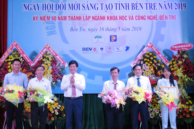 Trao Giải báo chí về khoa học và công nghệ cho các tác giả.
