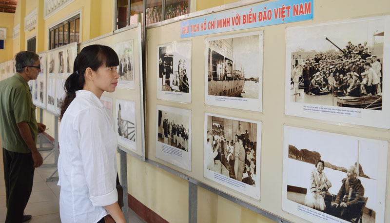 Tổ chức các hoạt động mừng sinh nhật Bác Trưng bày tư liệu về Bác được tổ chức tại chùa Tuyên Linh, xã Minh Đức, huyện Mỏ Cày Nam. Ảnh: A. Nguyệt