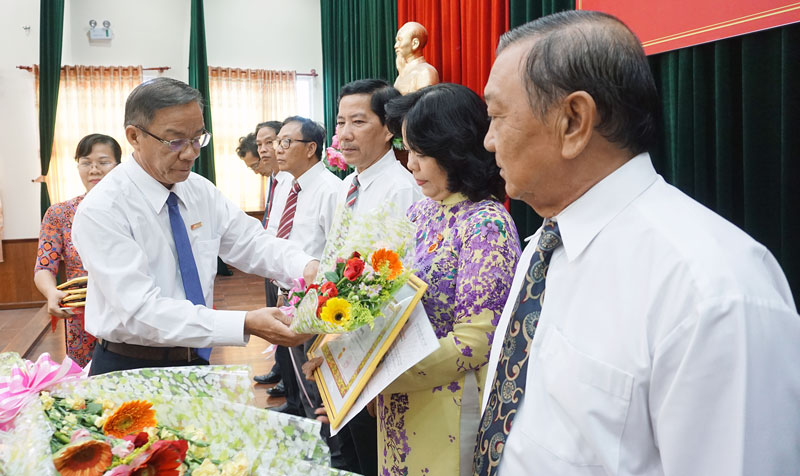 Bí thư Đảng ủy Khối các Cơ quan tỉnh Võ Văn Kiệt trao huy hiệu 30 năm tuổi Đảng cho các đảng viên.