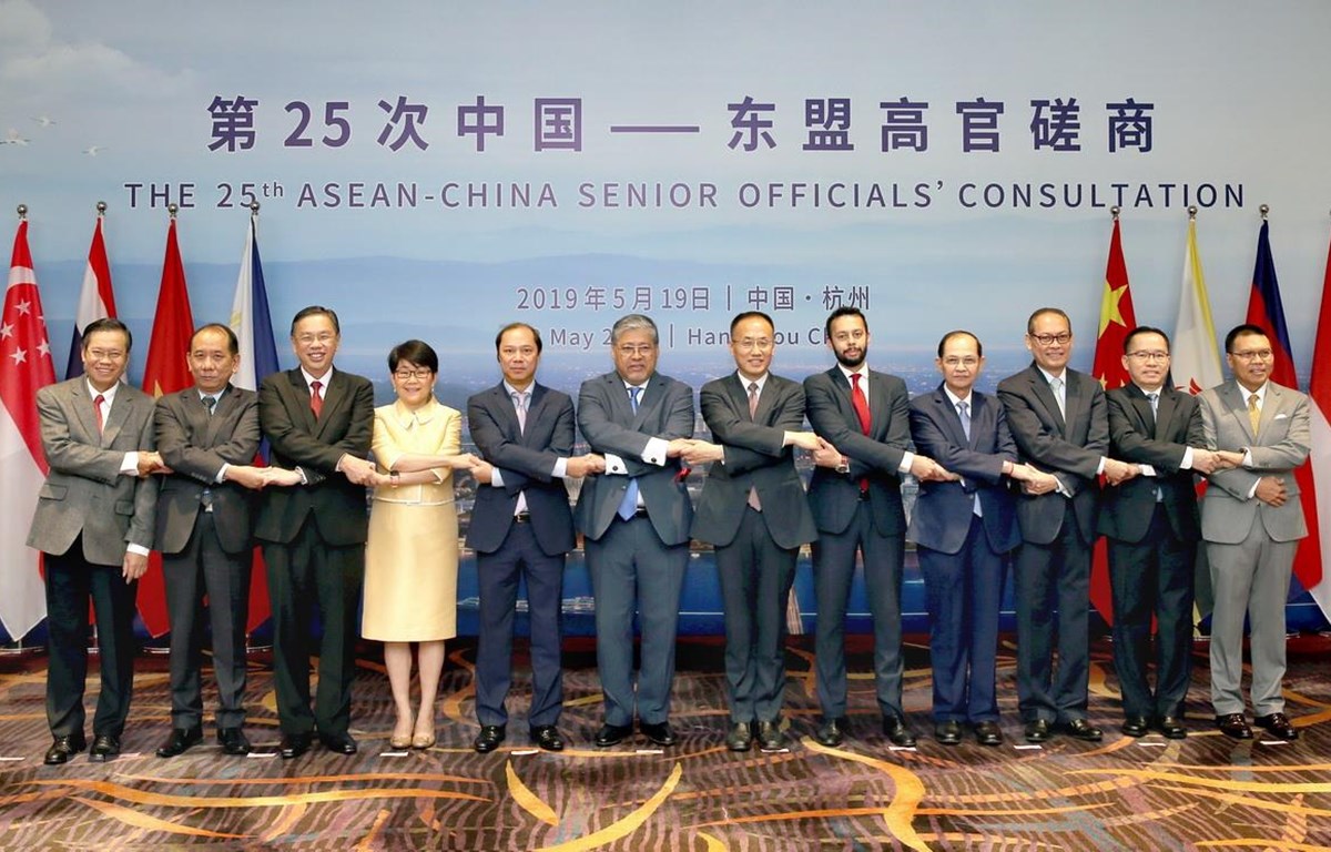 Việt Nam tham dự hội nghị tham vấn cấp cao ASEAN - Trung Quốc Các quan chức cấp cao ASEAN và Trung Quốc chụp hình chung. Ảnh: Lương Tuấn/TTXVN