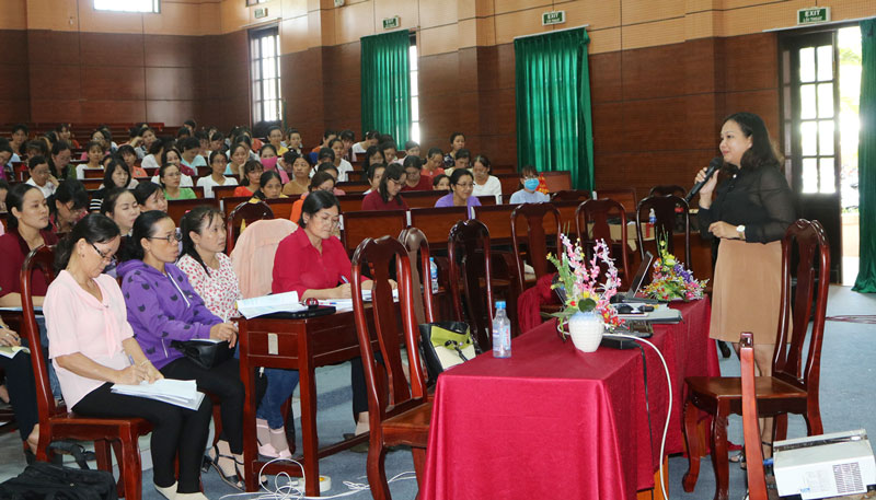 Trưởng phòng giáo dục mầm non Nguyễn Thị Thanh Bình hướng dẫn đánh giá xếp loại năng lực quản lý hiệu trưởng.