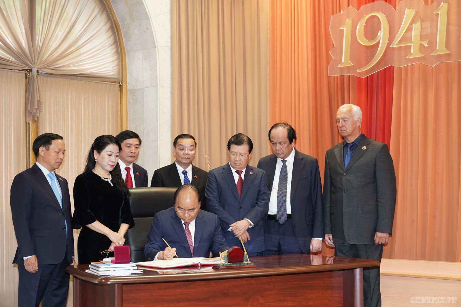 Thủ tướng thăm một số "địa chỉ đỏ" tại Saint Petersburg Thủ tướng Nguyễn Xuân Phúc ghi sổ lưu niệm tại Khu tưởng niệm-Nghĩa trang Piskaryovskoye. Ảnh: VGP/Quang Hiếu